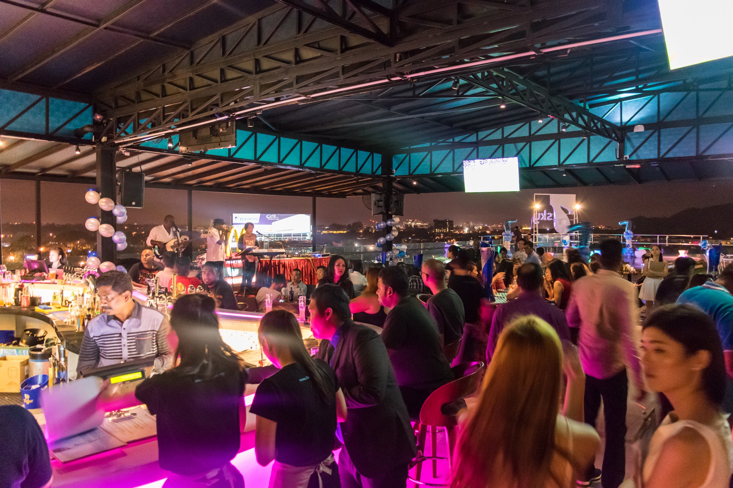 7 Sky | It’s all about tonight good times and good music.