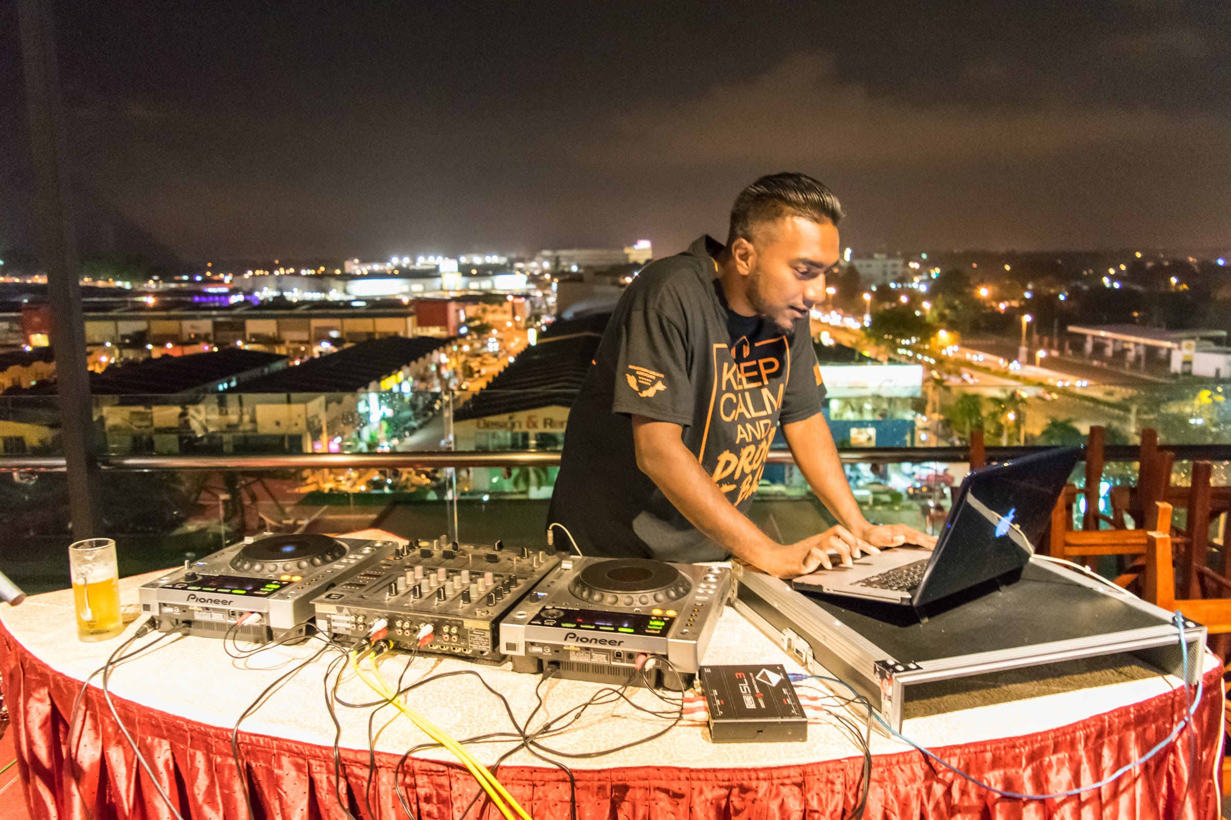 7 Sky | It’s all about tonight good times and good music.