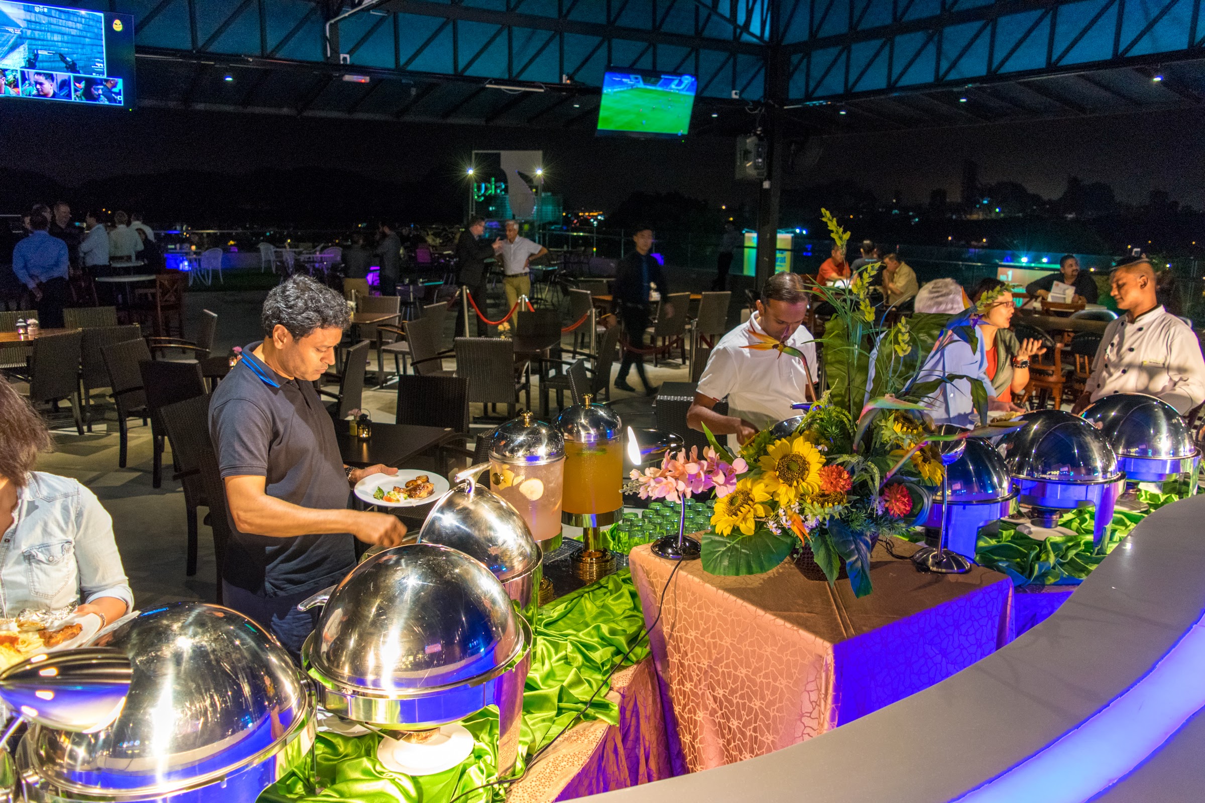 7 Sky | It’s all about tonight good times and good music.