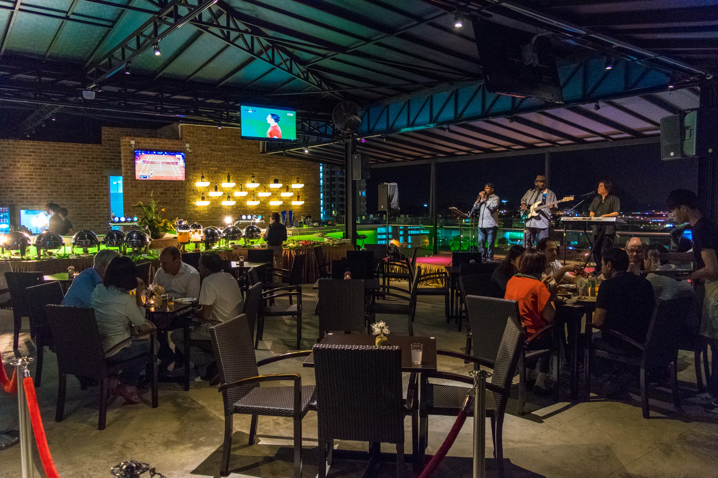 7 Sky | It’s all about tonight good times and good music.