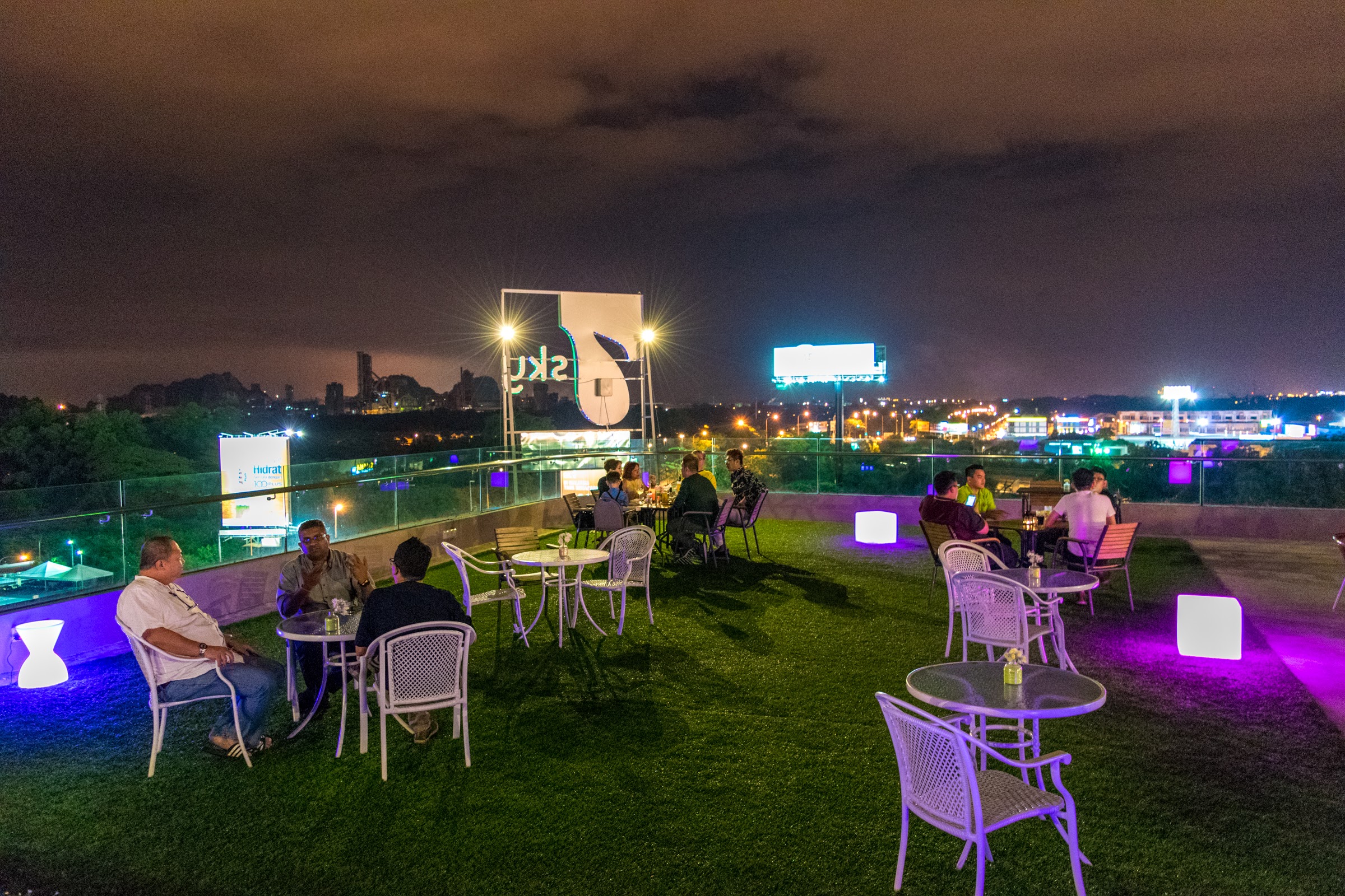 7 Sky | It’s all about tonight good times and good music.